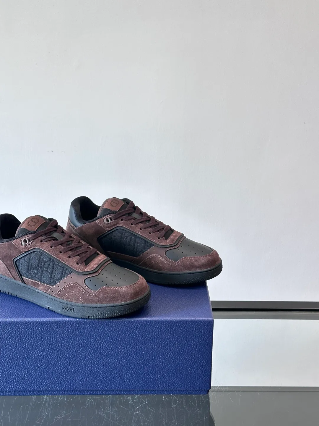 Men's shoes 💰p400 "DIO＊" low-top B27 casual sports shoes, this B27 low-top B27 Dio*'s classic item comes from the DIOR.TEARS joint series. Carefully crafted from first-grain cowhide, it is decorated with laser-drawn Oblique prints and is layered with cotton styling details to display the 💰peace Sign pattern from the Dio*Tears collaboration series. It is paired with white Oblique Galaxy print-effect leather panels to enhance the style. The two-tone rubber sole, tongue and backside feature the Dior Tears logo, CD Icon eyelets and rich classic details. Elevate any outfit and pair with other Dior Tears pieces for matching looks. Size: 38-44 Male 38-44 (45 46 customized)